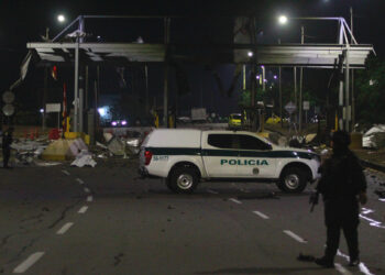 COL100. CÚCUTA (COLOMBIA), 20/02/2025.- Policías inspeccionan el peaje de Villa del Rosario destruido por explosivos este jueves en Cúcuta (Colombia). Una oleada terrorista sacudió en las últimas horas la frontera de Colombia con Venezuela donde desconocidos destruyeron el peaje ubicado en la autopista internacional que comunica a Cúcuta con San Antonio del Táchira, confirmaron las autoridades. EFE/ Mario Caicedo