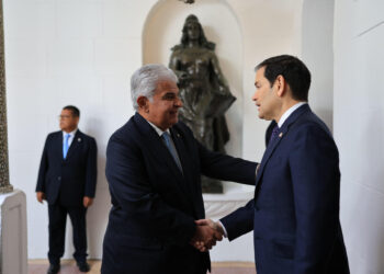 CIUDAD DE PANAMÁ , 02/02/2025.- El presidente panameño, José Raúl Mulino (i), y el secretario de Estado de Estados Unidos, Marco Rubio, durante el encuentro mantenido este domingo en Ciudad de Panamá. EFE/Gobierno de Panamá SOLO USO EDITORIAL/SOLO DISPONIBLE PARA ILUSTRAR LA NOTICIA QUE ACOMPAÑA (CRÉDITO OBLIGATORIO)