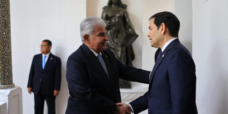 CIUDAD DE PANAMÁ , 02/02/2025.- El presidente panameño, José Raúl Mulino (i), y el secretario de Estado de Estados Unidos, Marco Rubio, durante el encuentro mantenido este domingo en Ciudad de Panamá. EFE/Gobierno de Panamá SOLO USO EDITORIAL/SOLO DISPONIBLE PARA ILUSTRAR LA NOTICIA QUE ACOMPAÑA (CRÉDITO OBLIGATORIO)