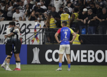 AMDEP3083. SAO PAULO (BRASIL), 26/02/2025.- Kendrys Jesús Silva (d) de Universidad Central reacciona al final de un partido de la segunda ronda de la Copa Libertadores entre Corinthians y Universidad Central este miércoles, en el estadio Neo Quimica Arena en Sao Paulo (Brasil). EFE/ Sebastiao Moreira