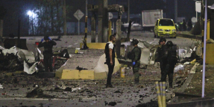 COL100. CÚCUTA (COLOMBIA), 20/02/2025.- Policías inspeccionan el peaje de Villa del Rosario destruido por explosivos este jueves en Cúcuta (Colombia). Una oleada terrorista sacudió en las últimas horas la frontera de Colombia con Venezuela donde desconocidos destruyeron el peaje ubicado en la autopista internacional que comunica a Cúcuta con San Antonio del Táchira, confirmaron las autoridades. EFE/ Mario Caicedo