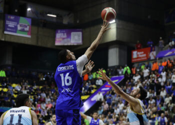 AMDEP2785. CARACAS (VENEZUELA), 20/02/2025.- Anyelo Cisneros de Venezuela lanza a canasta este jueves, en un partido de fase de grupos para la clasificación a Americup FIBA 2025 entre las selecciones de Venezuela y Argentina en el estadio Parque Miranda en Caracas (Venezuela). EFE/ Ronald Peña