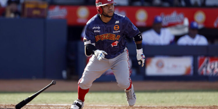 Alexi Amarista de Venezuela batea ante Puerto Rico este lunes, durante un juego de la fase de grupos de la Serie del Caribe de Béisbol 2025, en el estadio Nido de los Águilas en Mexicali (México). EFE/ Sáshenka Gutiérrez