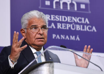 AME6216. CIUDAD DE PANAMÁ (PANAMÁ), 02/02/2025.- El presidente panameño, José Raúl Mulino, habla en una rueda de prensa tras reunirse con el secretario de Estado de Estados Unidos, Marco Rubio, este domingo en Ciudad de Panamá (Panamá). Mulino informó que en la reunión con Rubio, le trasladó que "la soberanía de Panamá no está en cuestión". EFE/ Gabriel Rodríguez