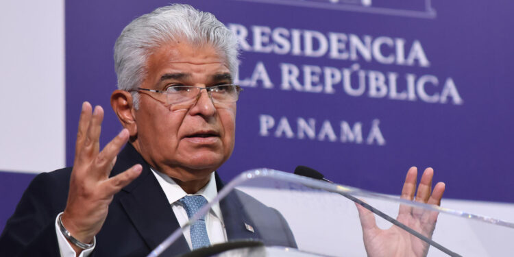 AME6216. CIUDAD DE PANAMÁ (PANAMÁ), 02/02/2025.- El presidente panameño, José Raúl Mulino, habla en una rueda de prensa tras reunirse con el secretario de Estado de Estados Unidos, Marco Rubio, este domingo en Ciudad de Panamá (Panamá). Mulino informó que en la reunión con Rubio, le trasladó que "la soberanía de Panamá no está en cuestión". EFE/ Gabriel Rodríguez