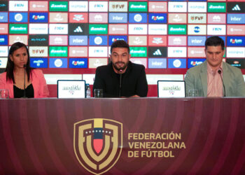 AME3756. CARACAS (VENEZUELA), 26/02/2025.- El nuevo director técnico de la Vinotinto femenina, el brasileño Ricardo Belli (c), habla en una rueda de prensa este miércoles, en Caracas (Venezuela). Belli señaló que lo "más importante" para la selección de fútbol es tener su propia identidad y estilo de juego con una plantilla que, dijo, tiene "calidad y técnica". EFE/ Ronald Peña R.