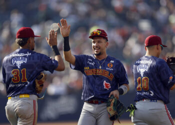 MEX1746. MEXICALI (MÉXICO), 03/02/2025.- Jugadores de Venezuela celebran ante Puerto Rico este lunes, durante un juego de la fase de grupos de la Serie del Caribe de Béisbol 2025, en el estadio Nido de los Águilas en Mexicali (México). EFE/ Sáshenka Gutiérrez