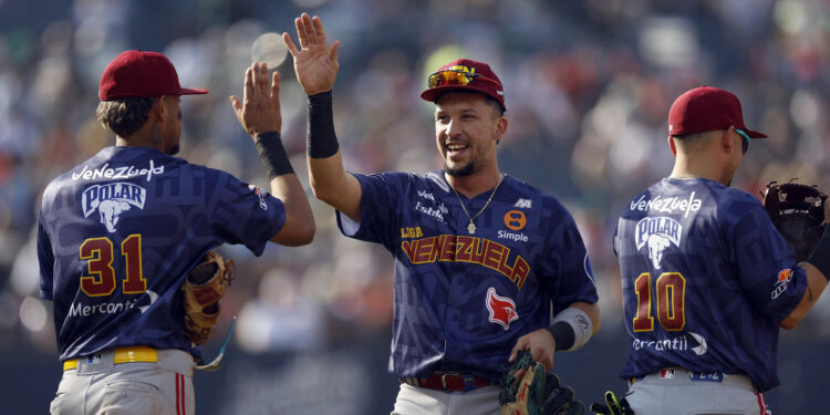 MEX1746. MEXICALI (MÉXICO), 03/02/2025.- Jugadores de Venezuela celebran ante Puerto Rico este lunes, durante un juego de la fase de grupos de la Serie del Caribe de Béisbol 2025, en el estadio Nido de los Águilas en Mexicali (México). EFE/ Sáshenka Gutiérrez