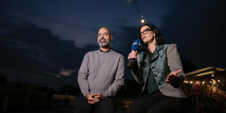 MEX3504. CIUDAD DE MÉXICO (MÉXICO), 21/02/2025.- Los productores de la serie documental 'Fugitivos', José Luis Beneyto (i), y Claudia Lepage, hablan durante una entrevista con EFE este jueves, en Ciudad de México (México). "Éramos 200 y estábamos a la de Dios y a la de nosotros, confiesa a EFE el venezolano Pedro Pagola sobre su travesía por la selva de Darién para arribar a México y después Estados Unidos, cuya historia es uno de los testimonios que recoge la serie documental Fugitivos, dirigida por su compatriota José Luis Beneyto. EFE/ José Méndez