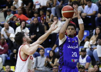 AME2681. CARACAS (VENEZUELA), 23/02/2025.- Yohanner Sifontes (d) de Venezuela lanza el balón este domingo, en un partido de fase de grupos para la clasificación a Americup FIBA 2025 entre las selecciones de Venezuela y Chile en el Parque Miranda, en Caracas (Venezuela). EFE/ Ronald Peña R.