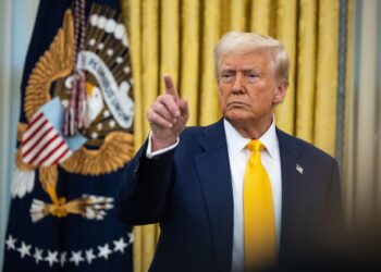 Washington (United States), 21/02/2025.- US President Donald Trump calls on a reporter in the Oval Office at the White House in Washington, DC, USA, 21 February 2025. EFE/EPA/FRANCIS CHUNG / POOL