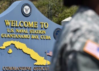 Esta fotografía, tomada durante una visita escoltada por el Ejército de EEUU, muestra un cartel de bienvenida en el camino a la Estación Naval de Estados Unidos en la Bahía de Guantánamo, Cuba, el 7 de abril de 2014.