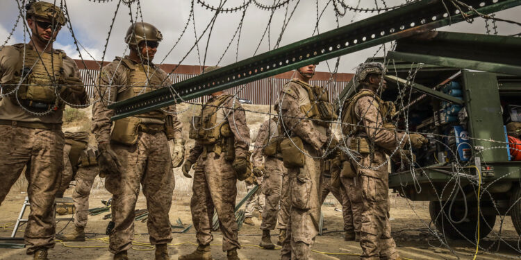 MEX2294. TIJUANA (MÉXICO), 06/02/2025.- Integrantes del ejercito de Estados Unidos refuerzan un muro con alambre de púas este jueves, en la frontera con la ciudad de Tijuana, en Baja California (México). Elementos del Ejército de Estados Unidos comenzaron a reforzar el muro fronterizo en la frontera entre San Diego y la ciudad mexicana de Tijuana, en la zona aledaña al puerto internacional de San Ysidro. EFE/ Joebeth Terríquez