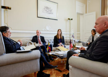 BOG400 BOGOTÁ (COLOMBIA), 06/02/2025.- Fotografía cedida por la Presidencia de Colombia que muestra al mandatario colombiano, Gustavo Petro (i), hablando con el encargado de Negocios de la Embajada de los Estados Unidos en Colombia, John T. McNamara (d), durante una reunión de trabajo este jueves en Bogotá (Colombia). EFE/ Presidencia de Colombia /SOLO USO EDITORIAL NO VENTAS/SOLO DISPONIBLE PARA ILUSTRAR LA NOTICIA QUE ACOMPAÑA (CRÉDITO OBLIGATORIO)