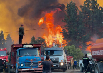 Personas observan los incendios el 3 de febrero de 2025 en El Bolsón, Río Negro (Argentina). EFE/Gonzalo Keogan