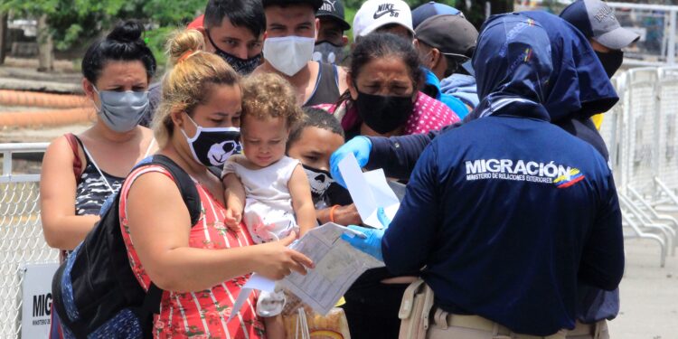 Fotografía de archivo donde se observan a funcionarios de Migración Colombia realizar controles, el 21 de agosto del 2020, sobre el puente que une a las poblaciones de Cúcuta (Colombia) y San Antonio del Táchira (Venezuela). EFE/Mario Caicedo/Archivo