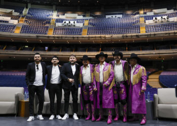 MEX3383. GUADALAJARA (MÉXICO), 19/02/2025.- Los integrantes de los grupos de música regional mexicana Banda El Recodo (i) y la banda Machos posan durante una rueda de prensa este miércoles, en el Auditorio Telmex, en Guadalajara (México). La agrupación de música mexicana Banda El Recodo no descarta realizar un homenaje a la recién fallecida cantante Paquita la del Barrio, dijo el cantante de la banda Ricardo Yocupicio. EFE/ Francisco Guasco