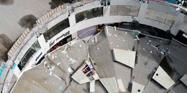 AME2177. TRUJILLO (PERÚ), 22/02/2025.- Fotografía aérea del techo de un centro comercial colapsado este sábado, en Trujillo (Peú). La cifra de muertos en Perú por el desplome de una parte del techo de un centro comercial en Trujillo, la tercera ciudad por población del país, subió a cuatro, entre ellos dos menores de edad, informaron este sábado fuentes de los equipos de rescate a la emisora RPP. EFE/Steffano Palomino