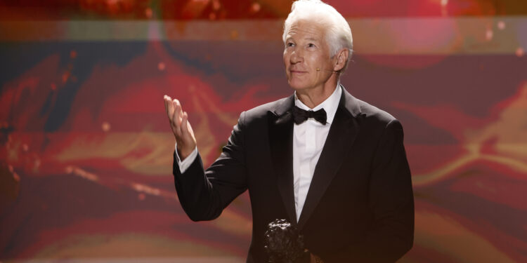 GRANADA, 08/02/2025.- El actor estadounidense Richard Gere recibe el Goya Intarnacional en la 39 edición de los Premios Goya de la Academia de Cine que se celebra este sábado en el Palacio de Congresos y Exposiciones de Granada. EFE/Julio Muñoz