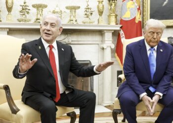 Washington (United States), 04/02/2025.- Israeli Prime Minister Benjamin Netanyahu (L) and US President Donald J. Trump (R) talk with reporters in the Oval Office of the White House in Washington, DC, USA, 04 February 2025. President Trump, who is hosting his first in-person meeting with another world leader since returning to the White House, and Prime Minister Netanyahu are set to discuss the Israeli cease-fire with Hamas, Iran's nuclear program and future arms shipments, among other bilateral issues. EFE/EPA/SHAWN THEW / POOL