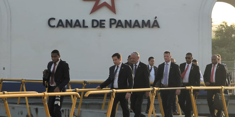 AME6293. CIUDAD DE PANAMÁ (PANAMÁ), 02/02/2025.- El secretario de Estado de EEUU, Marco Rubio (c-i), visita este domingo las instalaciones del Canal de Panamá, con el administrador de la vía interoceánica, Ricaurte Vásquez (c-d), como guía, en medio de las amenazas de Donald Trump de recuperar el control de la infraestructura para contrarrestar la supuesta influencia china. EFE/Eduard Ribas /MÁXIMA CALIDAD DISPONIBLE