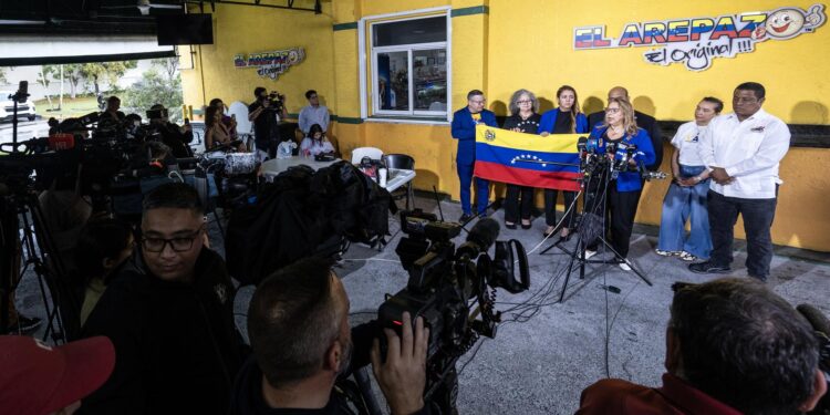 Doral (United States), 03/02/2025.- Helen Villalonga (C) speaks next to members of Venezuelan community organizations in Miami addressing a press conference denouncing a Department of Homeland Security (DHS) notice regarding the Temporary Protected Status (TPS) program for Venezuelans in the United States, in Doral, Florida, USA, 03 February 2025. The DHS announced that DHS Secretary Kristi Noem has decided to vacate a January 2025 decision of her predecessor, Alejandro Mayorkas, to extend a 2023 TPS for Venezuela. Noem is also to determine by July 2025 whether to extend or terminate a 2021 TPS designation. (Protestas, Estados Unidos) EFE/EPA/CRISTOBAL HERRERA-ULASHKEVICH