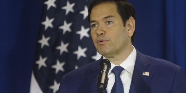 AME6586. CIUDAD DE PANAMÁ (PANAMÁ), 03/02/2025.- El secretario de Estado de Estados Unidos, Marco Rubio, ofrece una declaración luego de la salida de un vuelo de deportación de migrantes desde Panamá hacia Colombia este lunes, en el Aeropuerto Internacional Marcos A. Gelabert en la Ciudad de Panamá (Panamá). Rubio estuvo presente en el proceso de deportación de migrantes desde Panamá hacia Colombia, que forma parte de un acuerdo con los Estados Unidos para costear esas repatrIaciones. EFE/ Carlos Lemos