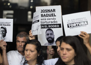 CARACAS (VENEZUELA), 11/02/2025.- Familiares de presos políticos se manifiestan en la entrada del edificio de la Defensoria del Pueblo, este martes en Caracas (Venezuela). Familiares de los considerados "presos políticos" de Venezuela protestan ante la Defensoría del Pueblo para exigir que se permitan las visitas en los centros de reclusión a estos detenidos. EFE/ Miguel Gutiérrez