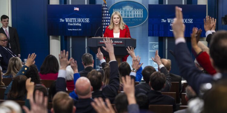 WASHINGTON (United States), 25/02/2025.- US President Donald Trump's Press Secretary Karoline Leavitt speaks to reporters in the briefing room of the White House in Washington, DC, USA, 25 February 2025. Leavitt said the White House will begin determining which reporters and media outlets have access to the Oval Office and Air Force One. EFE/EPA/JIM LO SCALZO