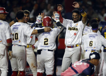 MEXICALI, 05/02/2025.- Jugadores de Venezuela celebran un triunfo ante Japón este martes, durante un juego de la fase de grupos de la Serie del Caribe de Beisbol 2025, en el estadio Nido de los Águilas en la ciudad de Mexicali en el estado de Baja California (México). EFE/ Sáshenka Gutiérrez