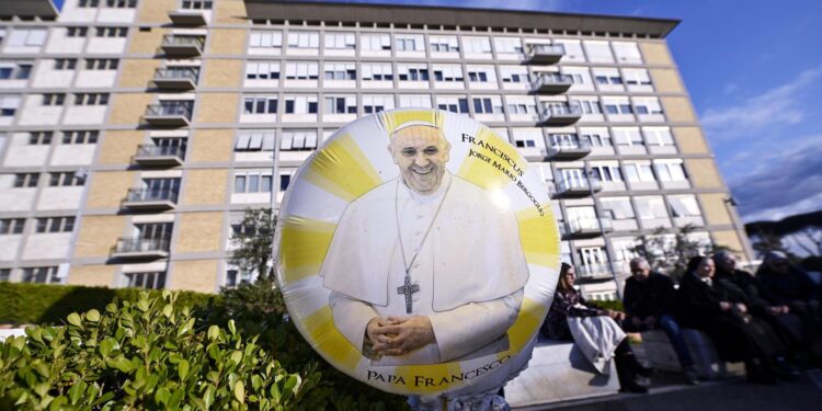 Rome (Italy), 02/03/2025.- A balloon with the image of Pope Francis is seen in front of the statue of Pope John Paul II at the entrance to the Gemelli Hospital, where Pope Francis is hospitalized, in Rome, Italy, 02 March 2025. Pope Francis was admitted to the Agostino Gemelli Hospital in Rome on February 14 due to a respiratory tract infection. (Papa, Italia, Roma) EFE/EPA/RICCARDO ANTIMIANI