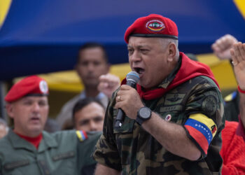 AME7219. CARACAS (VENEZUELA), 07/03/2025.- Fotografía de archivo del 4 de febrero de 2025 del titular de Interior de Venezuela, Diosdado Cabello, hablando durante un acto en Caracas (Venezuela). Cabello acusó este viernes a la compañía estadounidense ExxonMobil de estar detrás del fin de la licencia petrolera a la también norteamericana Chevron que le permitía operar en el país caribeño, de donde deberá salir en un plazo que vence el 3 de abril. EFE/ Rayner Peña R  ARCHIVO