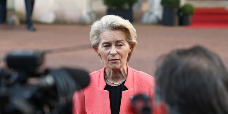 La presidenta de la Comisión Europea Ursula von der Leyen en declaraciones a los medios (REUTERS/Toby Melville)